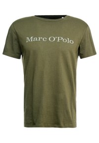 Olivově zelené tričko s krátkým rukávem s nápisem "Marc O’Polo" vytištěným bílou barvou na hrudi.