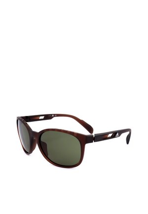 Occhiali da sole tartarugati marroni con lenti verde scuro e logo Adidas sull’asta, mostrati a un angolo di tre quarti.