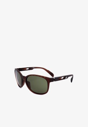 Occhiali da sole tartarugati marroni con lenti verde scuro e logo Adidas sull’asta, mostrati a un angolo di tre quarti.