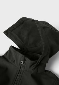 Schwarze wasserdichte Jacke mit hohem Kragen, einem Reißverschluss vorne und einer taillierten Kapuze. Glatte Textur mit Druckknopfverschlüssen an der Kapuze.