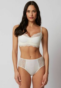 Witte kanten bralette met een geplooid voorpand en scalloped randen. Hooggesneden slip met kanten panelen aan de zijkanten. Over het geheel een gladde textuur.