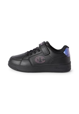 Zwarte lage sneaker met veters, een klittenbandsluiting, roze gespijkerd logo aan de zijkant en een glanzend paarse hielriem.