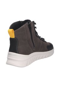 Hoch geschnittene graue Stiefel aus Wildleder und Netzmaterial, mit schwarzen Akzenten, Reißverschlussverschluss und einer weißen strukturierten Sohle mit einem gelben Zugband.