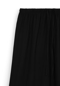 Jupe noire avec une taille élastique et un cordon de serrage réglable. Fabriquée en tissu doux, elle présente un design fluide et une texture légère.