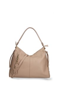 Beige leren handtas met gouden hardware, één handvat aan de bovenkant en een afneembare schouderriem, met een ritsvak en een charm.