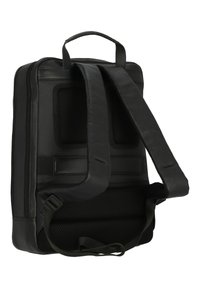 Sac à dos en cuir noir avec des sangles rembourrées ajustables, une poignée supérieure, des détails en maille et une finition lisse.