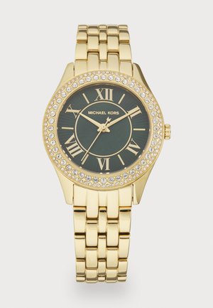 Guld-tone armbåndsur med en grøn skive, romerske tal for timerne og en bezel med krystalbesætning. Har et klassisk rundt kassedesign.