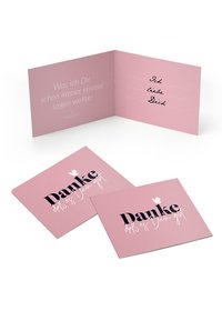 Rozā apsveikuma kartiņa ar salocītu dizainu. Priekšā ir vārds "Danke" treknā melnā fontā un roku rakstīts variants. Iekšpusē ir līnijas vietas rakstīšanai.