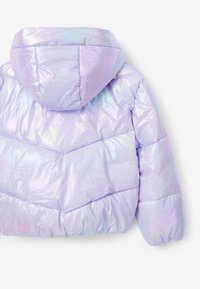 Doudoune brillante violet clair avec capuche, motif matelassé en chevrons et poignets élastiques, vue de dos sur fond blanc.