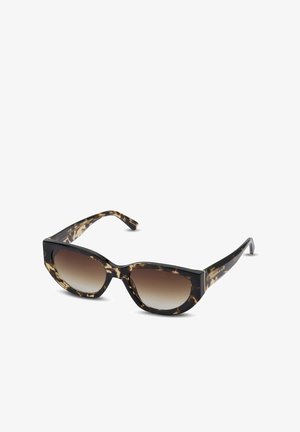 Lunettes de soleil en écaille de tortue marron et noire avec une forme cat-eye angulaire, verres dégradés et épais monture. Logo imprimé sur les branches.