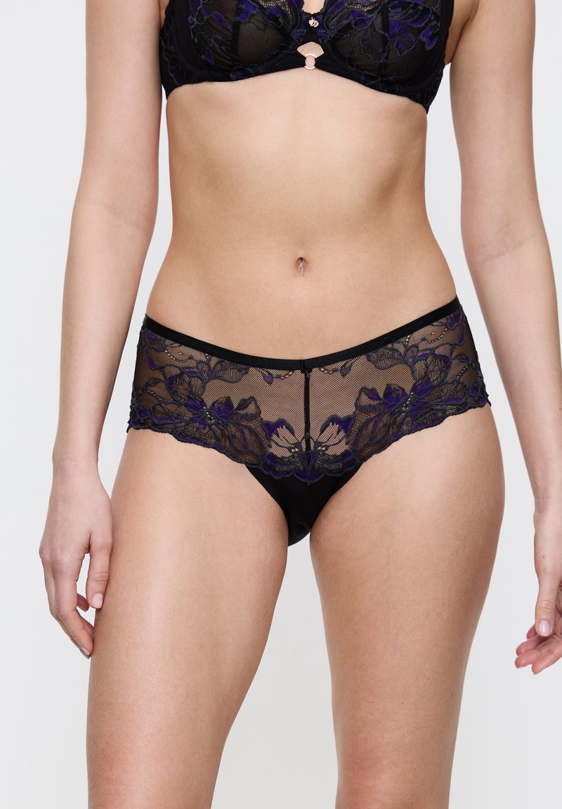 Schwarze durchsichtige Spitzenunterwäsche mit lila Blumenstickerei, einem weichen elastischen Bund und einem halbtransparenten Design. Flachnähte für zusätzlichen Komfort.