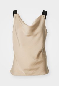 Beige ärmlös topp med draperad design, med breda svarta axelremmar och ett slätt, något texturerat tyg.