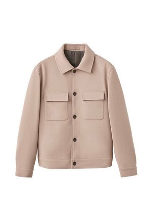 Giacca beige chiaro realizzata in un materiale morbido, caratterizzata da un colletto, chiusura frontale con bottoni e due tasche sul petto con pattina. Texture liscia.