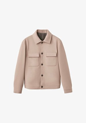 Chaqueta de color beige claro, hecha de un material suave, con cuello, cierre delantero de botones y dos bolsillos en el pecho con solapas. Textura suave.