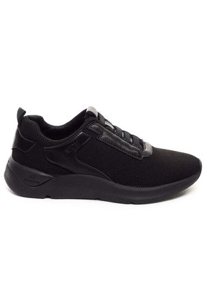 Zapatos deportivos negros con parte superior de malla, diseño elegante, tejido texturizado, suela de goma y cuello acolchado. Estilo minimalista sin logotipos visibles.