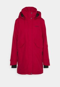 Parka impermeable roja con cuello alto, capucha, cremallera frontal y botones a presión. Cuenta con grandes bolsillos laterales y puños ajustables. Tejido texturizado.