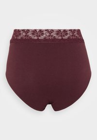 Burgundia puuvillased kõrge talje aluspüksid, millel on lilleline pitsvöö. Sile tekstuur, sobiv kuju ja nähtamatud õmblused.