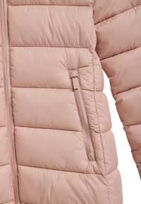 Puchowa różowa kurtka wykonana z miękkiego materiału, z poziomymi szwami, z boczną kieszenią na zamek i gładkim zapięciem na zamek błyskawiczny.