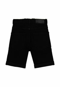 Čierne deninové šortky s prehnutým lemom, dvoma zadnými vreckami a hladkým pásom s koženou nášivkou zozadu.