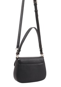 Sac en cuir noir en bandoulière avec une forme arrondie, surface texturée, sangle réglable et fermeture à rabat magnétique.