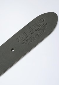 Bracelet en cuir vert avec logo en relief "PME LEGEND AMERICAN CLASSIC", comportant un trou et une texture lisse.