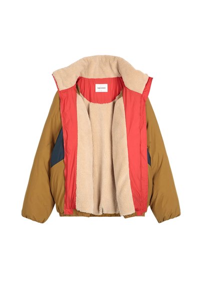 Manteau matelassé marron et rouge avec doublure beige en peluche, de coupe courte et accents bleus. Devant ouvert, matériau léger et poignets élastiques.