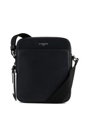 Borsa a tracolla nera in pelle con finitura testurizzata, forma rettangolare, tracolla regolabile e tasca frontale con zip. Presenta il logo del marchio.