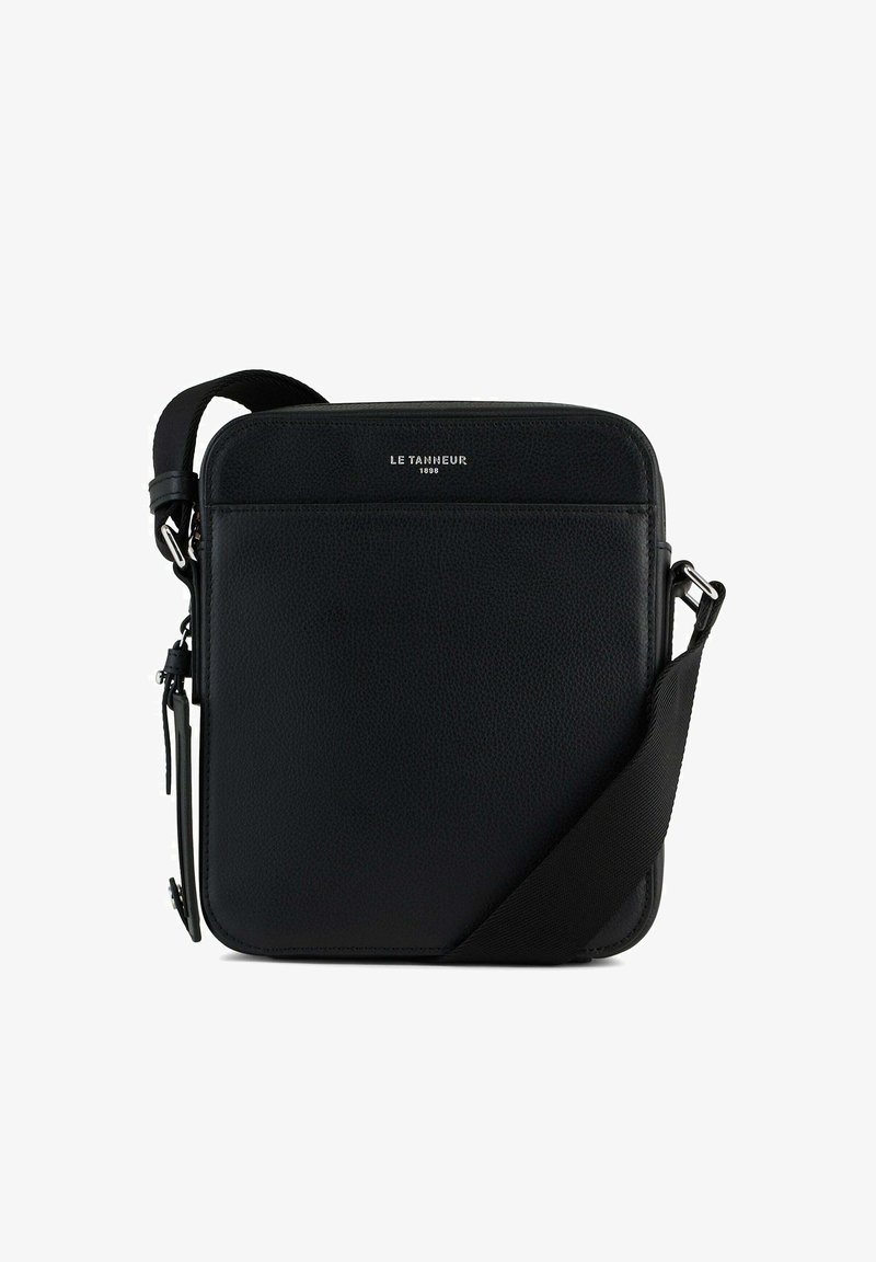 Schwarze Leder-Crossbody-Tasche mit strukturiertem Finish, rechteckiger Form, verstellbarem Riemen und vorderer Reißverschlusstasche. Mit Markenlogo.