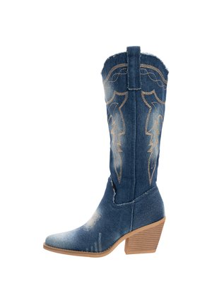 Denim-Cowboystiefel mit spitzem Zeh, hellblauer Farbe, dekorativer goldener Stickerei und einem gestapelten Holzabsatz. Verfügt über ausgefranste Kanten und ein gesticktes Design.