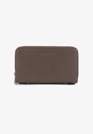 Portefeuille zippé marron en cuir avec logo embossé subtil à l’avant et tirette argentée, présenté sur fond blanc.