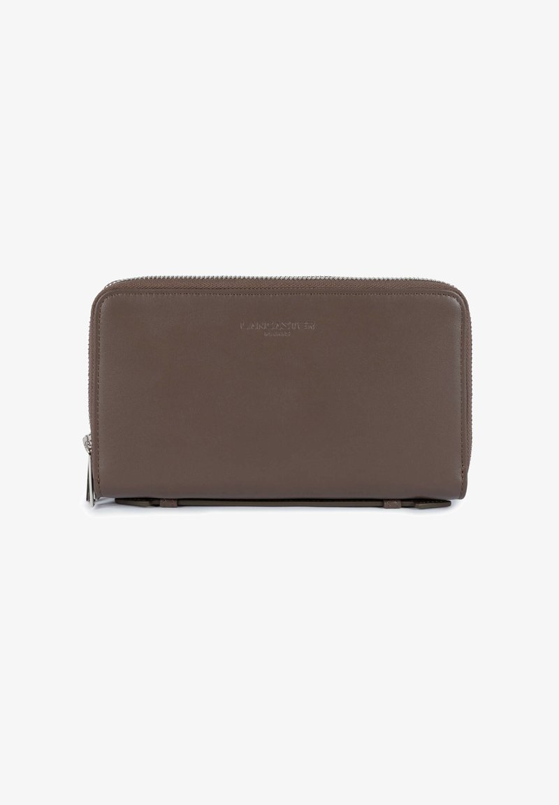 Portefeuille zippé marron en cuir avec logo embossé subtil à l’avant et tirette argentée, présenté sur fond blanc.