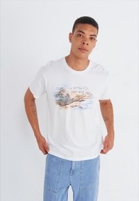 Levi's® RELAXED FIT - Trükipildiga T-särk - white