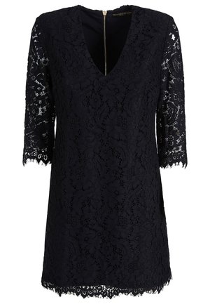 Robe en dentelle noire avec col en V, manches trois-quarts, motifs floraux et fermeture éclair visible au dos.