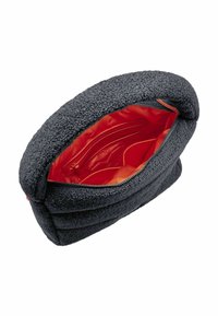 Pochette nera in tessuto testurizzato con forma arrotondata. Interno arancione brillante, dotato di chiusura con zip e numerosi scomparti per l'organizzazione.