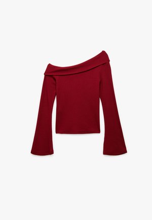 Burgunderfarvet off-the-shoulder top med lange klokkeærmer, ribbet struktur og tætsiddende design. Stoffet er blødt og strækbart.