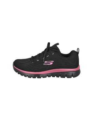 Zapatilla deportiva negra con suela y logo rosa, diseño con cordones y suela con relieve, vista lateral sobre fondo blanco.