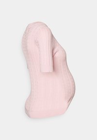 Suéter de maternidade rosa com riscas e mangas curtas, apresentando uma silhueta justa que se adapta a uma barriga em crescimento. Padrão de malha texturizada.