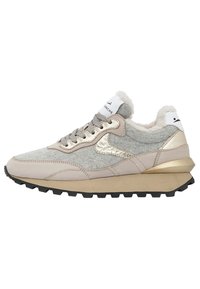 Lichtgrijze suède en textiel sneaker met gouden accenten, vetersluiting, gestructureerde tussenzool en zwarte rubberen zool met gripprofiel.