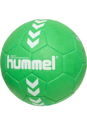 Groene strandhandbal met hexagonaal patroon, gestructureerde oppervlakte en witte chevronaccenten. Merken 'hummel' in witte letters aan de zijkant.