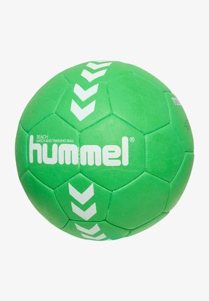 Grøn strandhåndbold med hexagonalt mønster, tekstureret overflade og hvide chevron-detaljer. Branding 'hummel' i hvide bogstaver på siden.