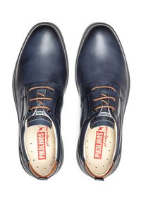 Chaussures en cuir à lacets de couleur bleu marine foncé avec des lacets marron, dotées d'un bout arrondi et d'une finition lisse. Semelles intérieures perforées pour une meilleure respirabilité.