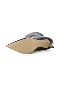 Stivale alto in pelle nera con punta affusolata e finitura liscia. Presenta una suola in gomma beige con un sottopiede testurizzato per una maggiore presa.
