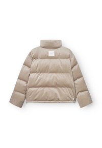 Giacca puffy beige chiaro, con colletto alto, design a righe verticali, etichetta quadrata sul retro e un fit leggermente cropped.