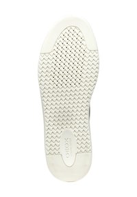 Suola in gomma bianca con un motivo a zigzag e piccole perforazioni. Il marchio "GEOX" è impresso vicino all'area del tallone.