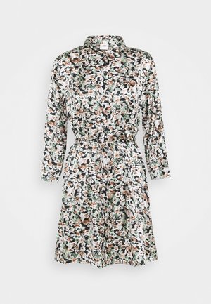 Vestido con estampado floral hecho de tela ligera; cuenta con cuello, mangas largas, cinturón para atar en la cintura y tonos de negro, blanco, verde y marrón.