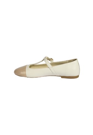 Ballerines en cuir blanches avec un bout en verni beige et une bride à la cheville. Texture lisse et semelle plate, conçues pour le confort.