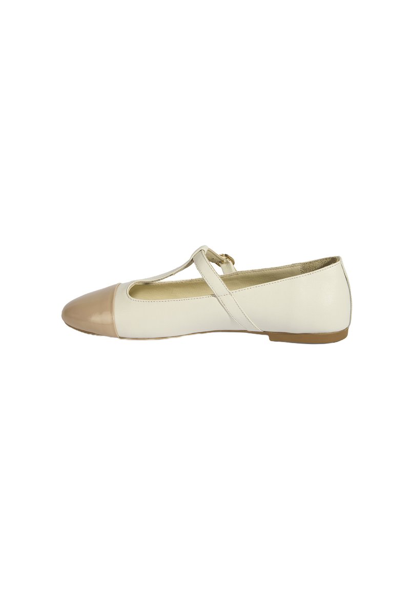 Weißlederne Ballettschuhe mit einer beige, glänzenden Schuhspitze und Knöchelriemen. Glatte Textur und flache Sohle, entworfen für Komfort.