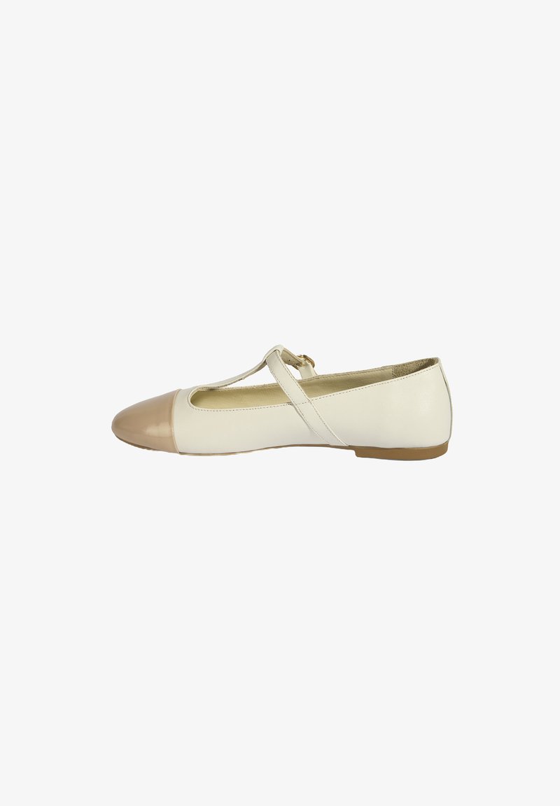 Ballerines en cuir blanches avec un bout en verni beige et une bride à la cheville. Texture lisse et semelle plate, conçues pour le confort.