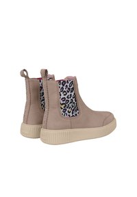 Beige læder ankelstøvler med en pink leopardmønstret elastisk sidepanel, tekstureret stikning og en klodset cremefarvet sål. Sløjfetrækstropper på hælen.
