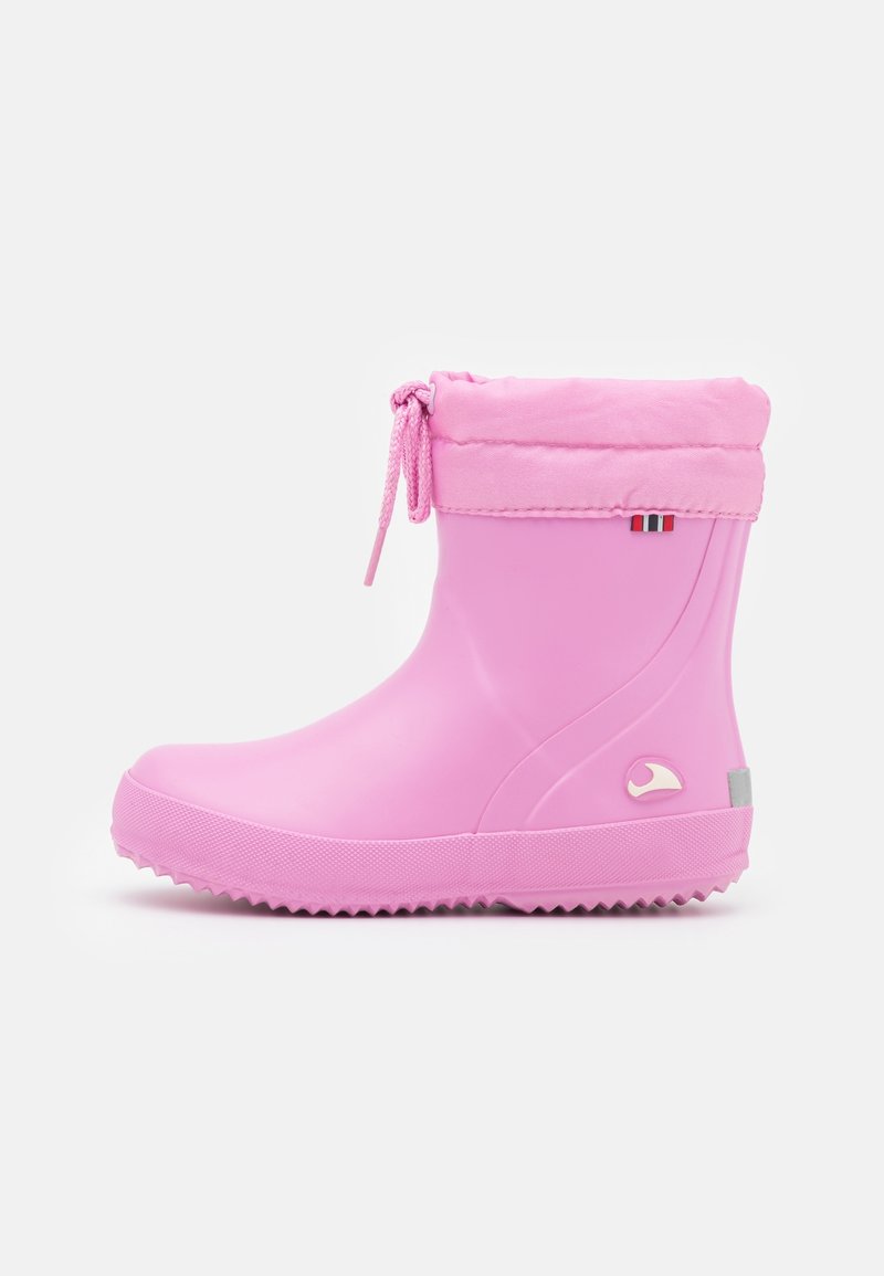Rosa gummistövlar med en texturerad yta, rund tå, dragsko upptill och kontrasterande tygkrage. Har logotyp och reflexdetaljer.